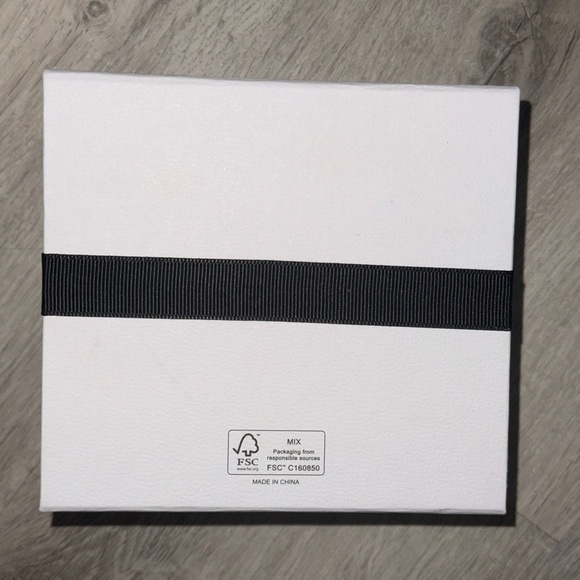 2/$15 Pandora White Gift Box with Black Ribbon - Picture 3 of 6